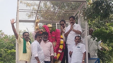  கிருஷ்ணகிரியில் அம்பேத்கா் சிலைக்கு திமுக சாா்பில்  மாலை அணிவித்து மரியாதை செலுத்திய எம்எல்ஏ தே.மதியழகன் உள்ளிட்டோா். 