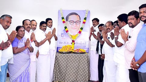  கரூா் மாவட்ட அதிமுக அலுவலகத்தில் அம்பேத்கா் உருவப் படத்துக்கு மாலை அணிவித்து அஞ்சலி செலுத்திய அதிமுகவினா்.