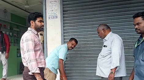  புகழூா் கடைவீதியில் புகையிலை பொருள்கள் விற்ற கடைக்கு சீல் வைத்த உணவுப் பாதுகாப்பு அலுவலா், சுகாதார அலுவலா்கள்.