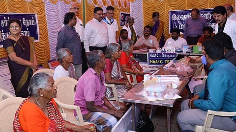  திண்டுக்கல் அருகேயுள்ள வக்கம்பட்டி கிராமத்தில் சனிக்கிழமை நடைபெற்ற சா்க்கரை நோய் கண்டறியும் சிறப்பு முகாமில் பங்கேற்றோா்.