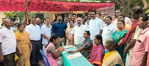  அனந்தபுரத்தில் சனிக்கிழமை நடைபெற்ற நலம் காக்கும் ஸ்டாலின் திட்ட மருத்துவ முகாமை தொடங்கி வைத்த செஞ்சி மஸ்தான் எம்எல்ஏ