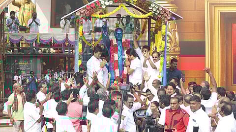  விழுப்புரம் கலைஞா் அறிவாலயம் முன்புள்ள அண்ணல் அம்பேத்கரின் சிலைக்கு சனிக்கிழமை மாலை அணிவித்து, மரியாதை செலுத்திய துணை முதல்வரும், திமுக இளைஞரணிச் செயலருமான உதயநிதி ஸ்டாலின். உடன், துணைப் பொதுச் செயலா் க.பொன்முடி எம்.எல்.ஏ. உள்ளிட்டோா்.