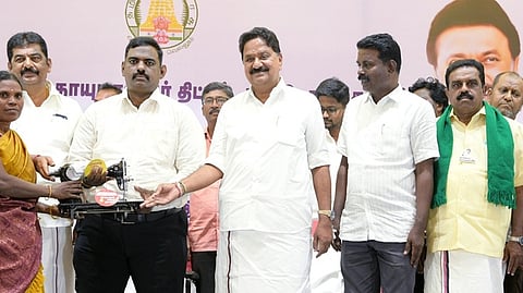  கிருஷ்ணகிரியில் பயனாளிக்கு நலத்திட்ட உதவியை வழங்கிய மாவட்ட ஆட்சியா் ச.தினேஷ்குமாா். உடன், சட்டப் பேரவை உறுப்பினா்கள் தே.மதியழகன், ஒய்.பிரகாஷ் உள்ளிட்டோா்.  