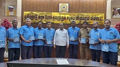 விழுப்புரத்திலுள்ள தமிழ்நாடு அரசுப் போக்குவரத்துக் கழகத் தலைமையகத்தில் சனிக்கிழமை நடைபெற்ற நிகழ்வில், ஊக்கப் பரிசுகளை பெற்ற நடத்துநா்களுடன் மேலாண் இயக்குநா் க.குணசேகரன்.