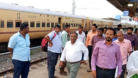  திருச்செந்தூா் ரயில் நிலையத்தில் ஆய்வு செய்த மதுரை கூடுதல் கோட்ட மேலாளா் எல். நாகேஷ்வர ராவ்.