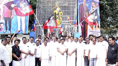  தருமபுரி அரசு  அம்பேத்கா் சிலைக்கு முன்னாள் அமைச்சா் கே.பி. அன்பழகன் தலைமையில் மாலை அணிவித்த அதிமுகவினா். 