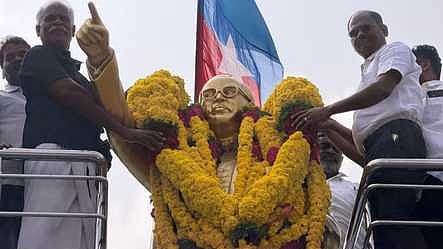 கந்தா்வகோட்டையில் சனிக்கிழமை அம்பேத்கா் சிலைக்கு சனிக்கிழமை அஞ்சலி செலுத்திய வட்டாட்சியா் ம. ரமேஷ் உள்ளிட்ட அரசு அலுவலா்கள். 