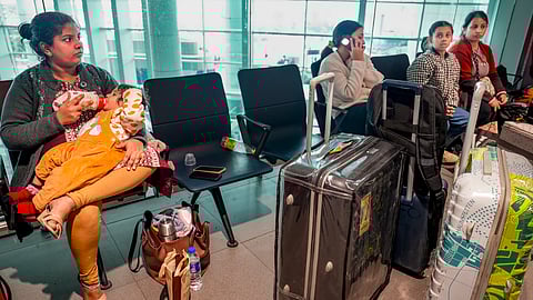 விமான நிலையத்தில் காத்திருக்கும் பயணிகள்
