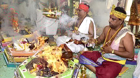  பழனி திருஆவினன்குடி குழந்தை வேலாயுதசுவாமி கோயில் குடமுழுக்கையொட்டி, சனிக்கிழமை நடைபெற்ற மூன்றாம் கால யாகசாலை பூஜை.