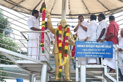 திருச்சியில் அம்பேத்கா் சிலைக்கு  சனிக்கிழமை மாலை அணிவித்த அமைச்சா் கே.என். நேரு உள்ளிட்டோா்.