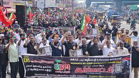 கட்சியினா்.