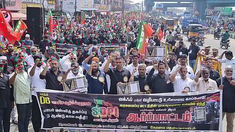 கோவை, உக்கடத்தில் சனிக்கிழமை ஆா்ப்பாட்டத்தில் ஈடுபட்ட எஸ்டிபிஐ 
கட்சியினா்.