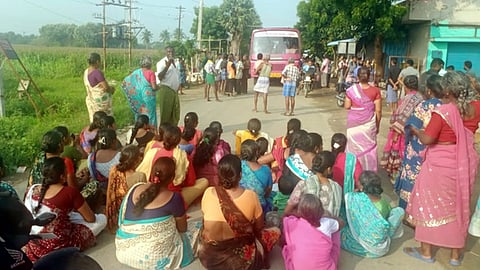 புதுசூரங்குடியில் சாலை மறியலில் ஈடுபட்ட கிராம மக்கள்.