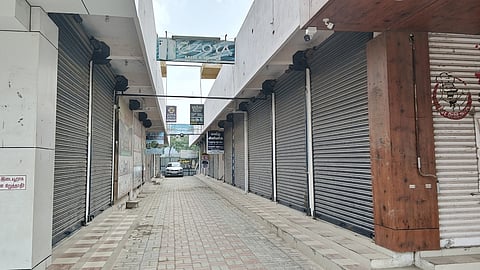  மேலப்பாளையத்தில் அடைக்கப்பட்டிருந்த கடைகள்.  