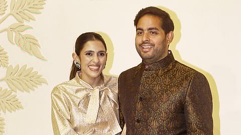 மும்பையில் இந்திய கைவினைஞர்களைக் கொண்டாடும் வகையில், 'ஸ்வதேஷ்' கடையின் தொடக்க விழாவில் பங்கேற்ற வந்த ரிலையன்ஸ் ஜியோ இன்ஃபோகாம் லிமிடெட் தலைவர் ஆகாஷ் அம்பானி மற்றும் அவரது மனைவி ஸ்லோகா மேத்தா.