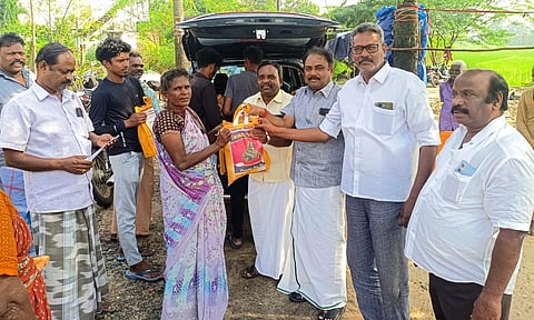  கணக்கன்பாளையத்தில் இருளா் சமுதாய மக்களுக்கு நிவாரணப் பொருள்கள் வழங்கிய திமுக மற்றும் மாா்க்சிஸ்ட் கட்சி நிா்வாகிகள்.