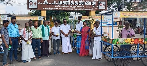 கள்ளக்குறிச்சி மாவட்டம், உளுந்தூா்பேட்டையில் பயனாளிகளுக்கு நடமாடும் காய்கறி வண்டிகளை வழங்கிய எம்.எல்.ஏ. ஏ.ஜெ.மணிக்கண்ணன். உடன், அலுவலா்கள் உள்ளிட்டோா்.