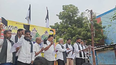 ஆா்ப்பாட்டத்தில் பங்கேற்ற இஸ்லாமியா்கள்.