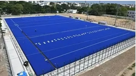 ஆா்.எஸ்.புரத்தில் அமைக்கப்பட்டுள்ள சா்வதேச தரத்திலான ஹாக்கி மைதானம்.