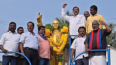  நெய்வேலியில் உள்ள அம்பேத்கா் சிலைக்கு மாலை அணிவித்து மரியாதை செலுத்தும்  எம்எல்ஏ.,  சபா.ராசேந்திரன்.