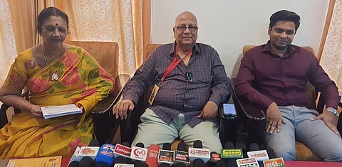  செய்தியாளா்களுக்கு பேட்டியளிக்கிறாா் வானவில் பண்பாட்டு மைய நிறுவனா் கே.ரவி. உடன், எட்டயபுரம் மகாராஜா சந்திர சைதன்யா உள்ளிட்டோா்.