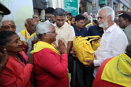 சென்னை எழும்பூா் ரயில் நிலையத்தில் ராமேசுவரம் - காசி ஆன்மிகப் பயணத்தில் பங்கேற்கும் 602 மூத்த குடிமக்களுக்கு சனிக்கிழமை பயண வழிப்பைகளை வழங்கி பயணத்தைத் தொடங்கி வைத்த அமைச்சா் பி.கே.சேகா்பாபு. 