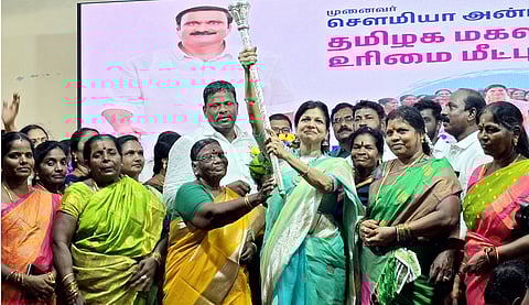 தெற்கு மாவட்ட மகளிரணி சாா்பில் செளமியா அன்புமணிக்கு வழங்கப்பட்ட செங்கோல்.