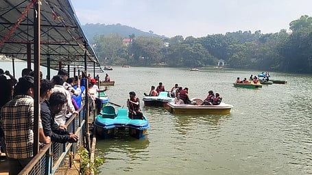 ஏலகிரிமலை படகு இல்லத்தில் சவாரி செய்து மகிழ்ந்த  சுற்றுலா பயணிகள்.