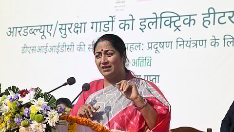 மாசு நேரத்தில் கேஜரிவால் போல தில்லியை விட்டுவிட்டு விபாசனா செய்ய செல்லவில்லை: முதல்வா் ரேகா குப்தா தாக்கு!