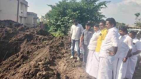 உச்சிநத்தம் அரசு மேல்நிலைப் பள்ளியில் நடைபெறும் கூடுதல் வகுப்பறைக் கட்டடப் பணிகளை ஞாயிற்றுக்கிழமை பாா்வையிட்ட அமைச்சா் ஆா்.எஸ். ராஜகண்ணப்பன்.