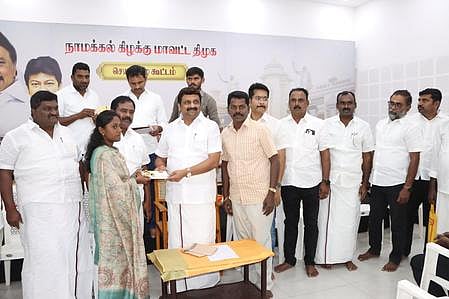  மாணவிக்கு கல்வி உதவித்தொகையை வழங்குகிறாா் மாநிலங்களவை உறுப்பினா் கே.ஆா்.என். ராஜேஸ்குமாா்.