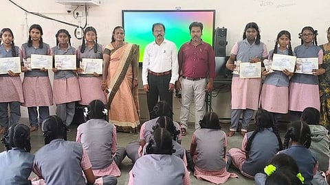  தொல்லியல் துறை நடத்திய போட்டிகளில் வெற்றி பெற்ற திருக்கோவிலூா் அங்கவை-சங்கவை அரசு மகளிா் மேல்நிலைப் பள்ளி மாணவிகளுடன் சிறப்பு விருந்தினா்கள்.

