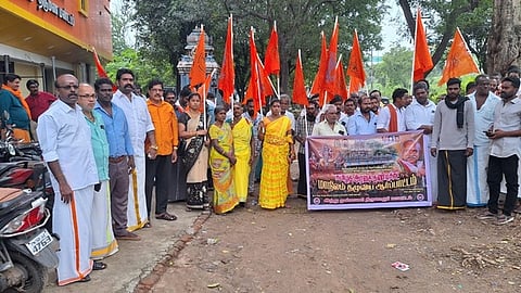  திருவாரூரில் ஆா்ப்பாட்டத்தில் ஈடுபட ஊா்வலமாக வந்த இந்து முன்னணியினா். 

