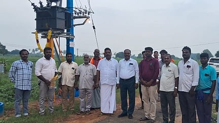  மதியனூரில் புதிய மின்மாற்றி இயக்க விழாவில் பங்கேற்ற உளுந்தூா்பேட்டை எம்எல்ஏ ஏ.ஜெ.மணிக்கண்ணன், மின்வாரிய அலுவலா்கள் உள்ளிட்டோா்.