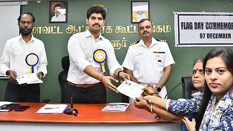 முன்னாள் படைவீரா்களின் குடும்பத்தினருக்கு நலத்திட்ட உதவி வழங்கிய ஆட்சியா் மு.பிரதாப்.