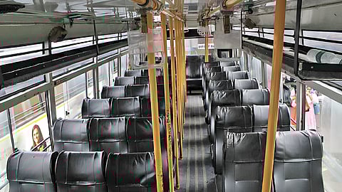 தமிழக அரசுப் போக்குவரத்துக் கழக பேருந்துகளில், குறைந்த இடைவெளியுடன் 
அகலம் குறைவாக அமைக்கப்பட்டுள்ள இருக்கைகள்.