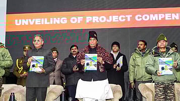 லடாக் தலைநகா் லேயில் ஞாயிற்றுக்கிழமை நடைபெற்ற நிகழ்ச்சியில் பங்கேற்ற பாதுகாப்புத் துறை அமைச்சா் ராஜ்நாத் சிங், லடாக் துணைநிலை ஆளுநா் கவிந்தா் குப்தா, ராணுவ தலைமைத் தளபதி உபேந்திர துவிவேதி.