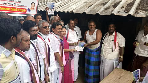   திருமணி கிராமத்தில் பொதுமக்களிடையே துண்டு பிரசுரங்களை விநியோகம் செய்த சேவூா் எஸ்.ராமச்சந்திரன் எம்எல்ஏ, மாவட்டச் செயலா் எஸ்.ஜெயசுதா.