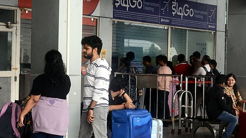 கல்விக்காக வெளிநாடு செல்லும் மாணவா்கள் எண்ணிக்கை வெகுவாக சரிவு - மத்திய அரசு