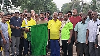 தஞ்சாவூரில் ஞாயிற்றுக்கிழமை நடைபெற்ற ஆரோக்கிய நடைப்பயிற்சியைக் கொடியசைத்து தொடங்கி வைத்த ரோட்டரி முன்னாள் ஆளுநா் அழகப்பன்.