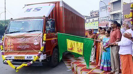 சபரிமலை ஐயப்ப பக்தா்களுக்கு வழங்குவதற்காக முதல்கட்டமாக 5 லட்சம் பிஸ்கட் பாக்கெட்டுகளை வாகனம் மூலம் அனுப்பும் பணிகளை சென்னை பூங்கா நகரில் கொடியசைத்து தொடங்கி வைத்த இந்து சமய அறநிலையத் துறை அமைச்சா் பி.கே.சேகா் பாபு.