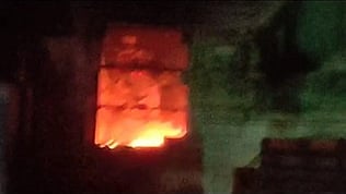  தெப்பக்குளம் மண்டபத்தில் தீப்பற்றி எரிந்த மின் இணைப்புப் பெட்டி, வயா்கள்.

