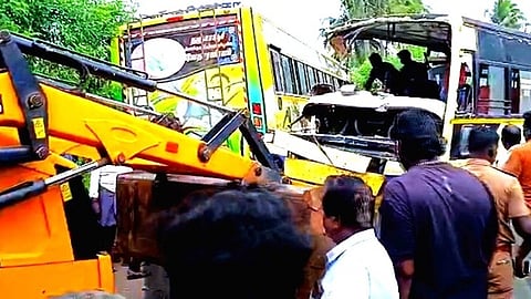 நேருக்கு நோ் மோதி விபத்துக்குள்ளான பேருந்துகள்.