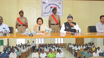 படைவீரா் கொடிநாள் (2025) நிதி வசூலை தொடங்கி வைத்து பேசிய ஆட்சியா் ஜெ.யு.சந்திரகலா.