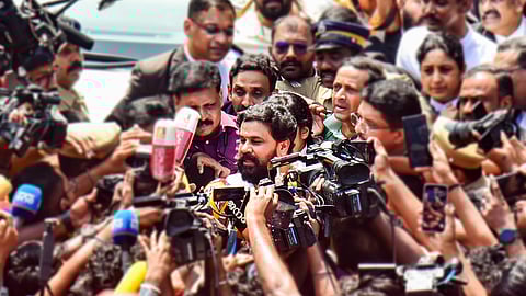 நடிகர் திலீப் எர்ணாகுளம் நீதிமன்ற வளாகத்திலிருந்து வெளியேறியபோது...