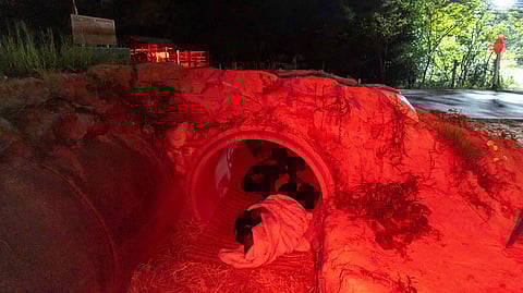 தாக்குதலுக்கு மத்தியில் பாதுகாப்பான இடத்தில் பொதுமக்கள் தஞ்சம்