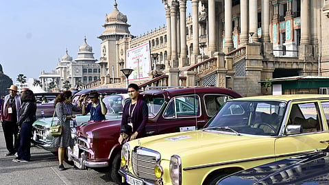 போதைப்பொருள் இல்லாத கர்நாடகாவை ஊக்குவிக்கும் வகையில் பெங்களூருவில் நடைபெற்ற விண்டேஜ் கார் பேரணி.