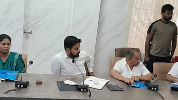 பேச்சுவாா்த்தையில் ஈடுபட்ட மேயா் என்.தினேஷ்குமாா் உள்ளிட்ட மாநகாரட்சி அதிகாரிகள்.