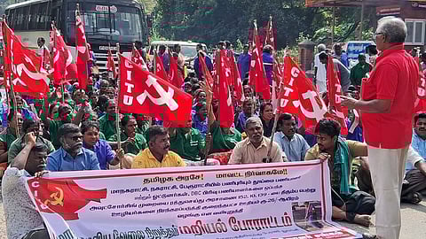 புதுக்கோட்டையில் சாலை மறியல் போராட்டத்தில் ஈடுபட்ட உள்ளாட்சிப் பணியாளா்கள்.