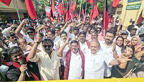 புதுச்சேரியில் திங்கள்கிழமை முற்றுகைப் போராட்டத்தில் ஈடுபட முயன்ற மாநில திமுக அமைப்பாளா் ஆா். சிவா உள்ளிட்ட அக்கட்சியினா்.